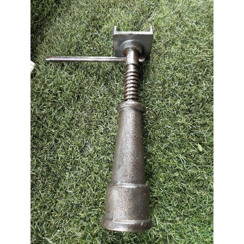 Con đội vít me hàng bãi Nhật