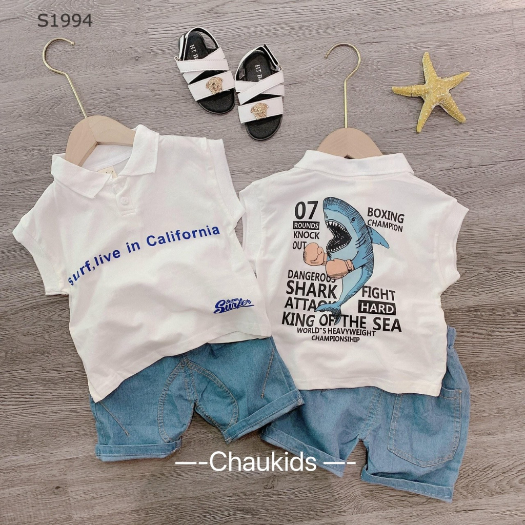 Set áo cổ trụ, quần jean cho bé trai. Áo cotton tàu thoáng mát in hình cá mập phối quần jean siêu ngầu.