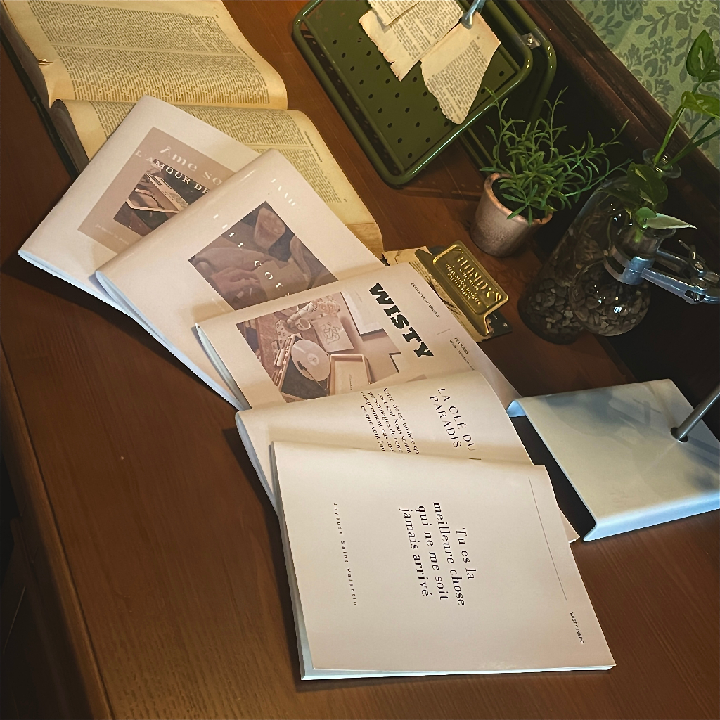 Tập vở học sinh B5 bìa phong cách Academia 80gsm ruột kẻ ngang-ô vuông