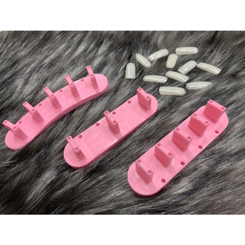 Set 3 đế nail, đế gắn móng giả bằng nhựa làm nailbox 1 hộp gồm có 3 cái đế như hình.