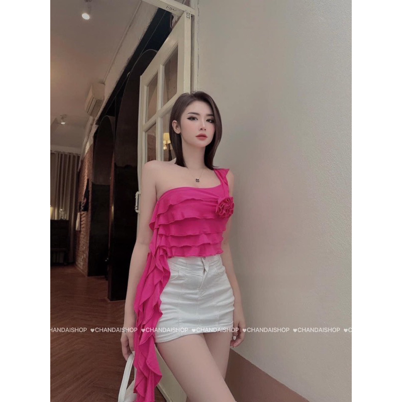 Áo kiểu lệch vai tua rua dài kết hoa ở ngực hot trend