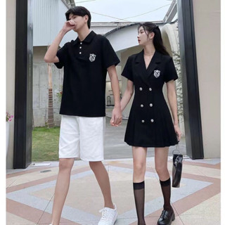 (Hoả tốc HCM) Set bộ đầm vest nữ <nơ hồng> + áo thun cổ bẻ nam trang trí logo đôi dễ thương