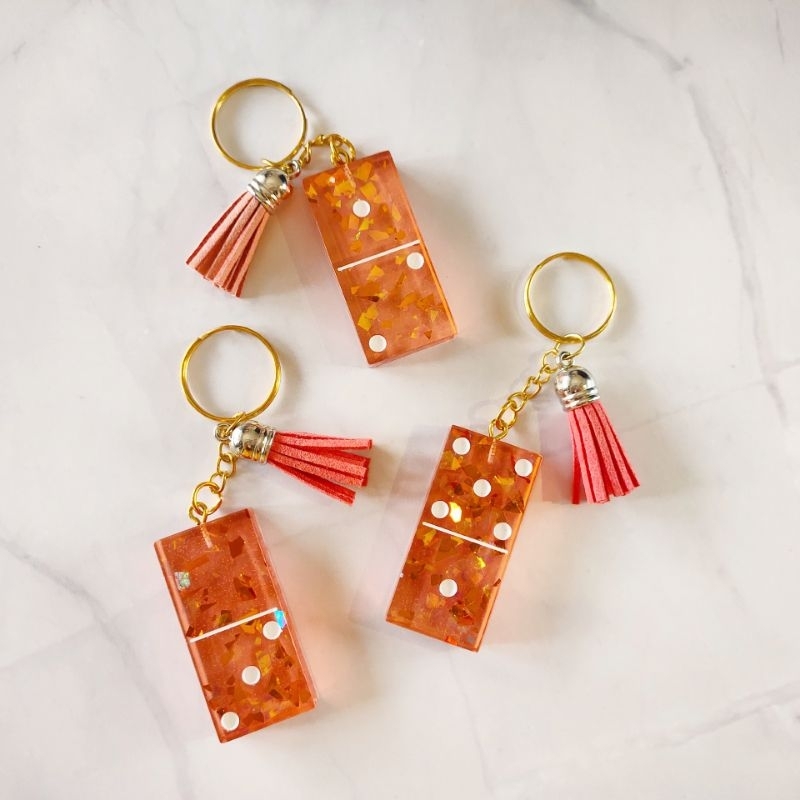 Móc chìa khoá bằng resin hình domino nhiều màu sắc độc đáo hàng handmade keychain xinh xắn kèm tua rua nhiều màu