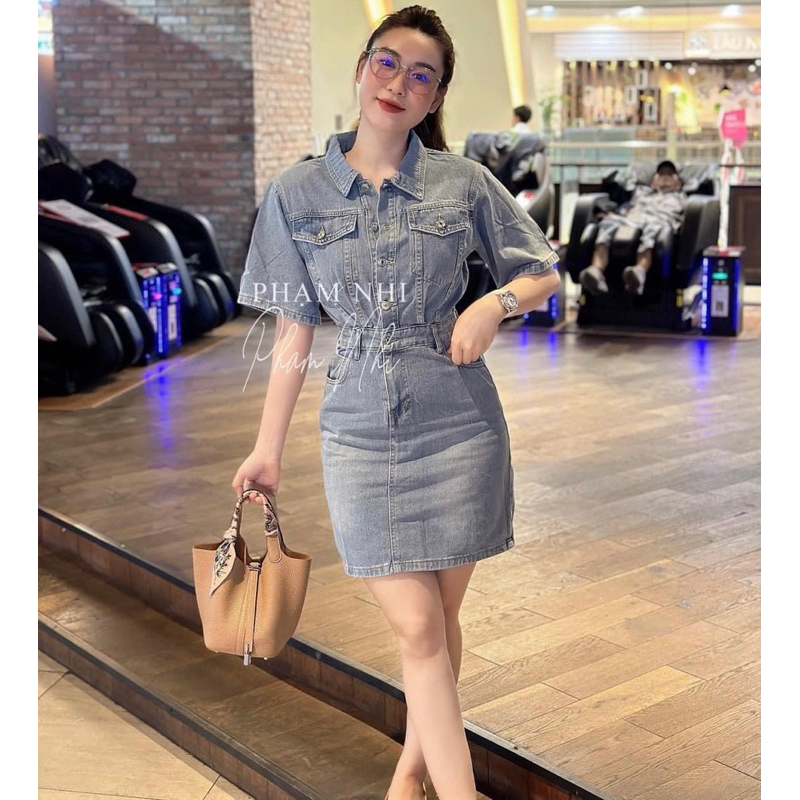 VÁY JEAN DENIM CỘC TAY CỔ BẺ TÚI NGỰC DÁNG NGẮN BODY.