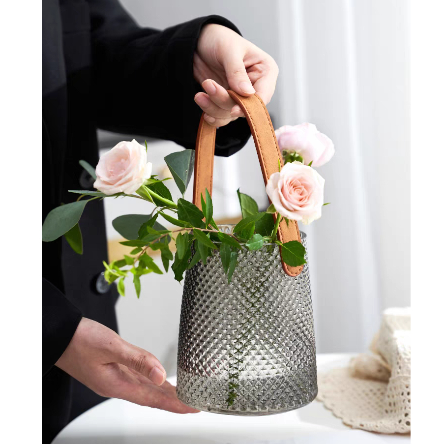 Lọ hoa decor thuỷ tinh Qhouse mô phỏng giỏ hoa dây da sang trọng, đẹp đơn giản