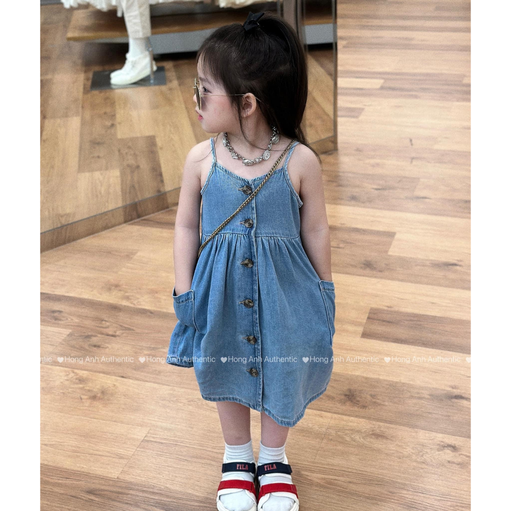 Váy jeans hai dây cho bé gái dáng suông dài form rộng phối nút cài dọc xinh xắn