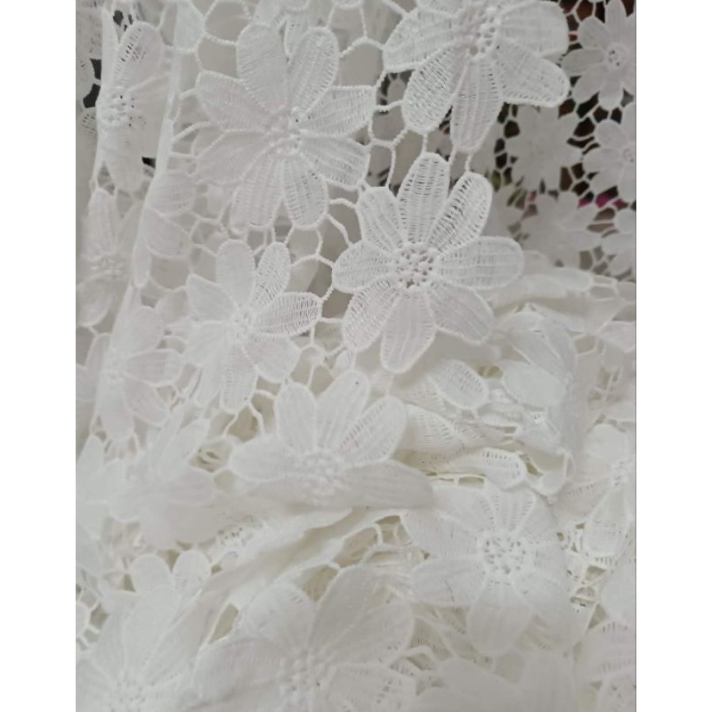 Ren chỉ hoa xinh màu trắng.