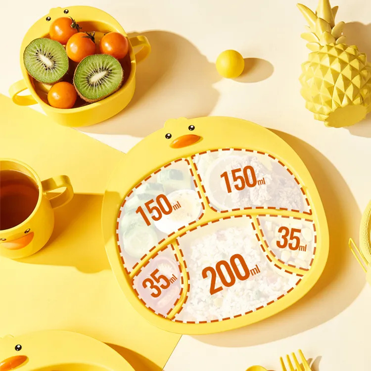 Khay ăn dặm cho bé vịt con dễ thương nhựa PP 5 ngăn kèm muỗng nĩa 6648