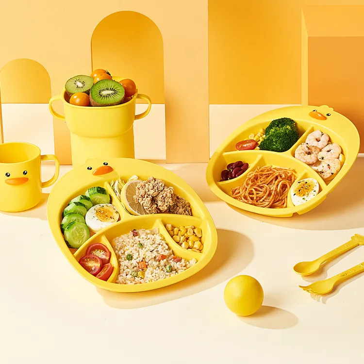Khay ăn dặm cho bé vịt con dễ thương nhựa PP 5 ngăn kèm muỗng nĩa 6648