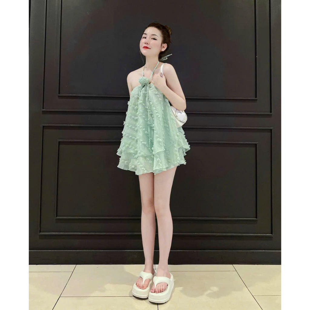 Đầm yếm lông vũ có tua rua, Cổ yếm cột dây có nơ bo chun sau lưng thiết kế dáng tầng dễ thương chất xô lông cao cấp dáng