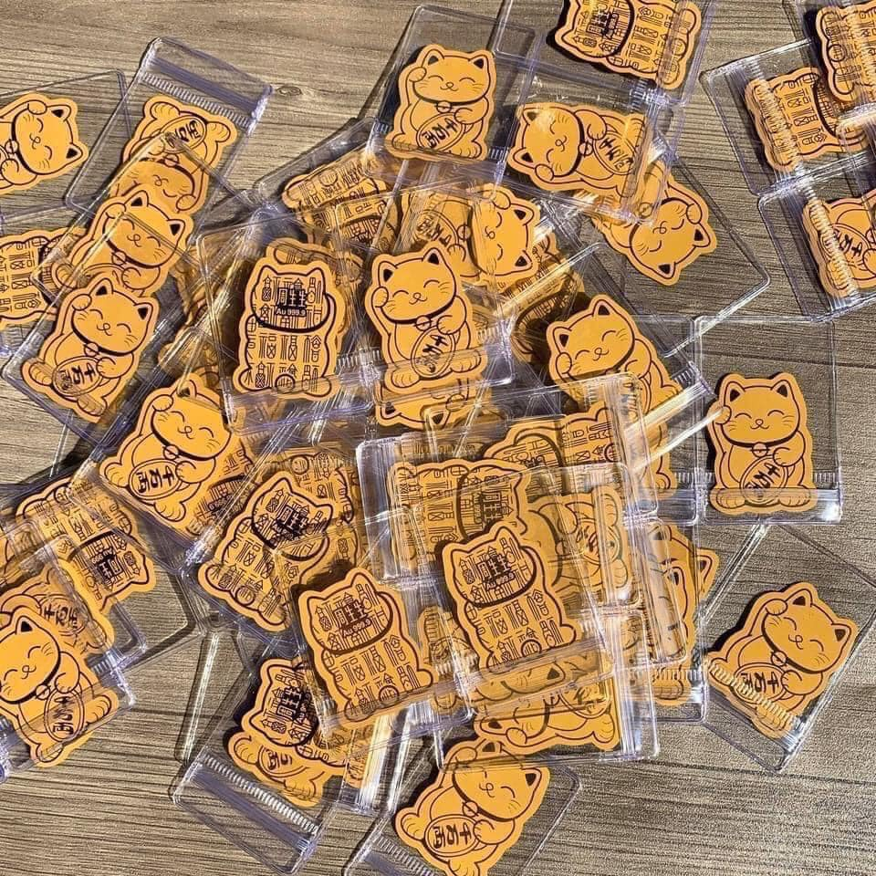 Miếng dán mèo thần tài màu vàng size nhỏ mang lại may mắn dán điện thoại