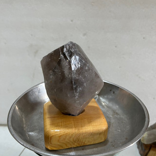 Đá thạch khói 1 kg trấn trạch trong vắt, trụ lục lăng khói thô tự nhiên