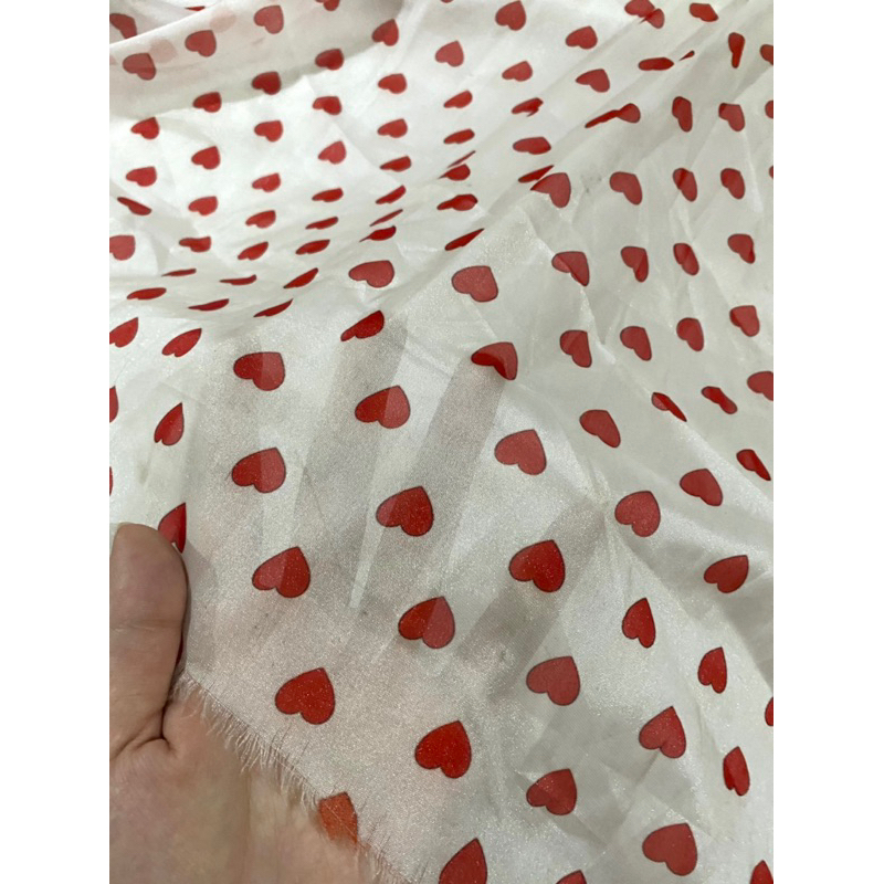 Vải tơ nhũ in hình trái tim đỏ