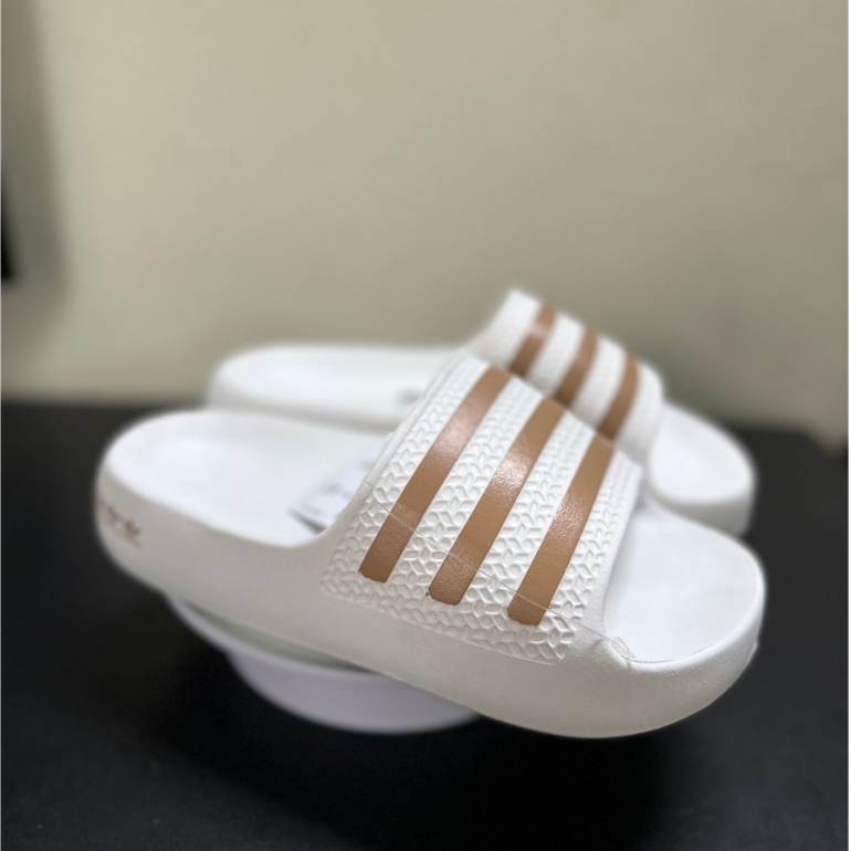 Dép đúc nam nữ Ayoon màu trắng viền nâu mới nhất Hot 2023, Dép ayoon trắng viền nâu đế cao su non Form dáng thể thao