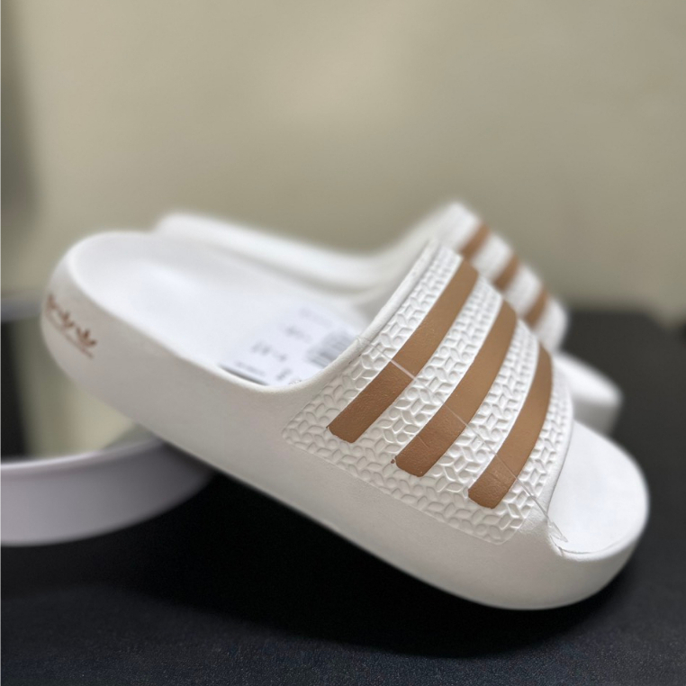 Dép đúc nam nữ Ayoon màu trắng viền nâu mới nhất Hot 2023, Dép ayoon trắng viền nâu đế cao su non Form dáng thể thao