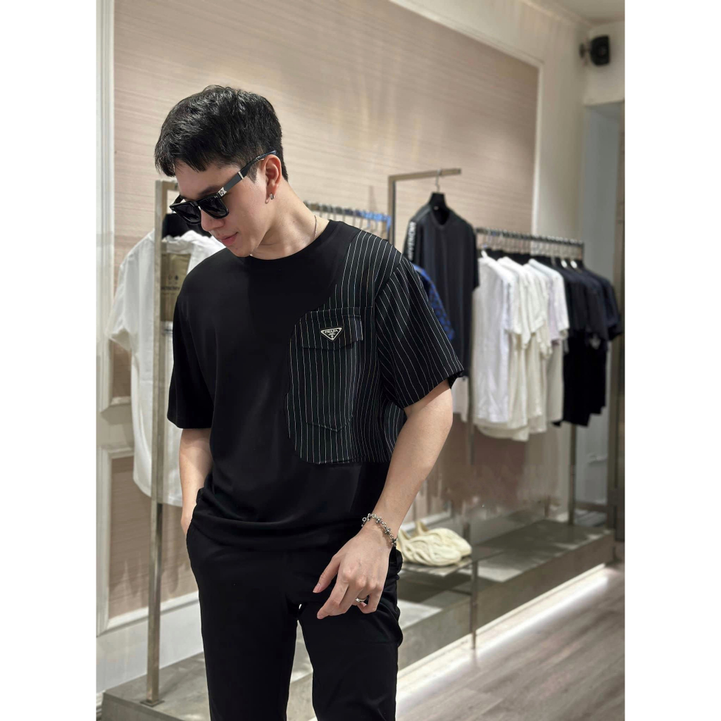 Áo Phông Nam Nữ Premium Cotton Phối Nửa Vòng Tròn 1 Bên Áo Kẻ Sọc Đen Trắng Thêu Mác Prada Túi Ngực Trẻ Trung
