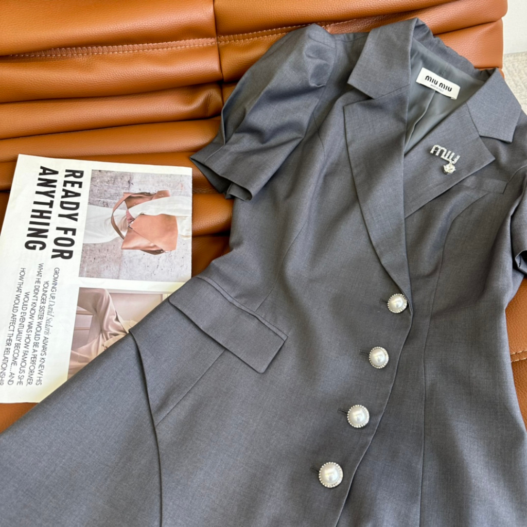 Đầm vest nữ thời trang cao cấp Miu Miu thiết kế đính khuy chéo sang trọng, khí chất thời thượng, sang chảnh