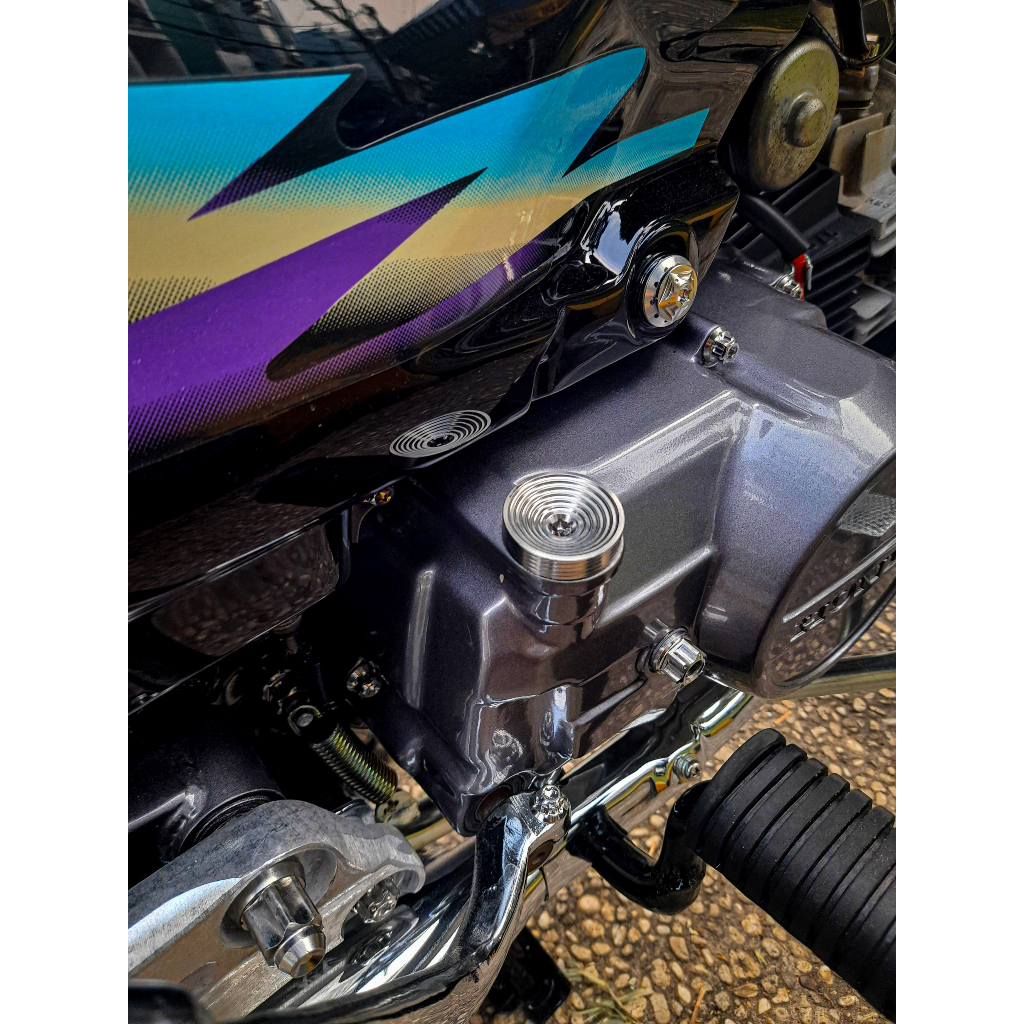 Ốc Nắp nhớt Salaya inox 304 CNC mẫu thái siêu nét gắn cho xe Wave, Dream, Winer, WinerX, Sonic, Satria, Vario, Sirius, F