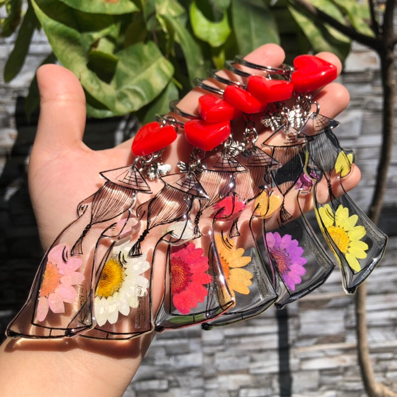 Móc khóa Cô Gái Việt Nam (thêm trên theo yêu cầu) 15 mẫu Hoa thật key chain Resin handmade quà lưu niệm Việt Nam Lilande