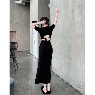 Đầm có cổ hở lưng