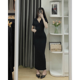 Đầm có cổ hở lưng