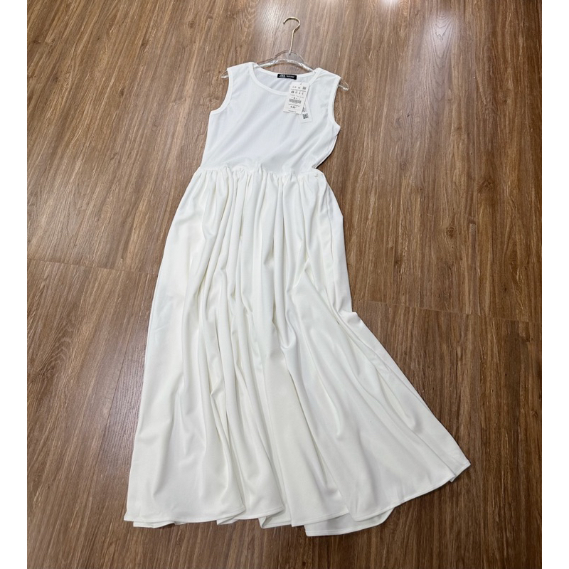 Đầm trắng midi sát nách dáng dài