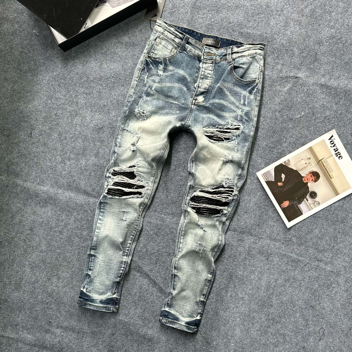 Quần jeans nam Amiri CD012 Xanh nhạt vá da đen,chất liệu dehim co giãn 4 chiều,form sninky,Size 28/32