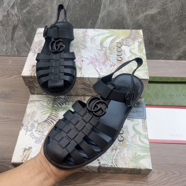 Dép rọ sandal nam GC 2 chữ Gc sơn đen giá siêu hấp dẫn hot nhất hè 2023!