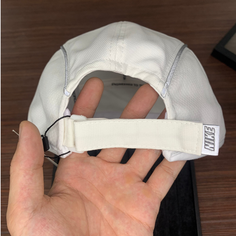 Mũ n.i.k.e vải dù / nón kết màu trắng phối nỉ dày ôm đầu phong cách trẻ trung, mạnh mẽ.