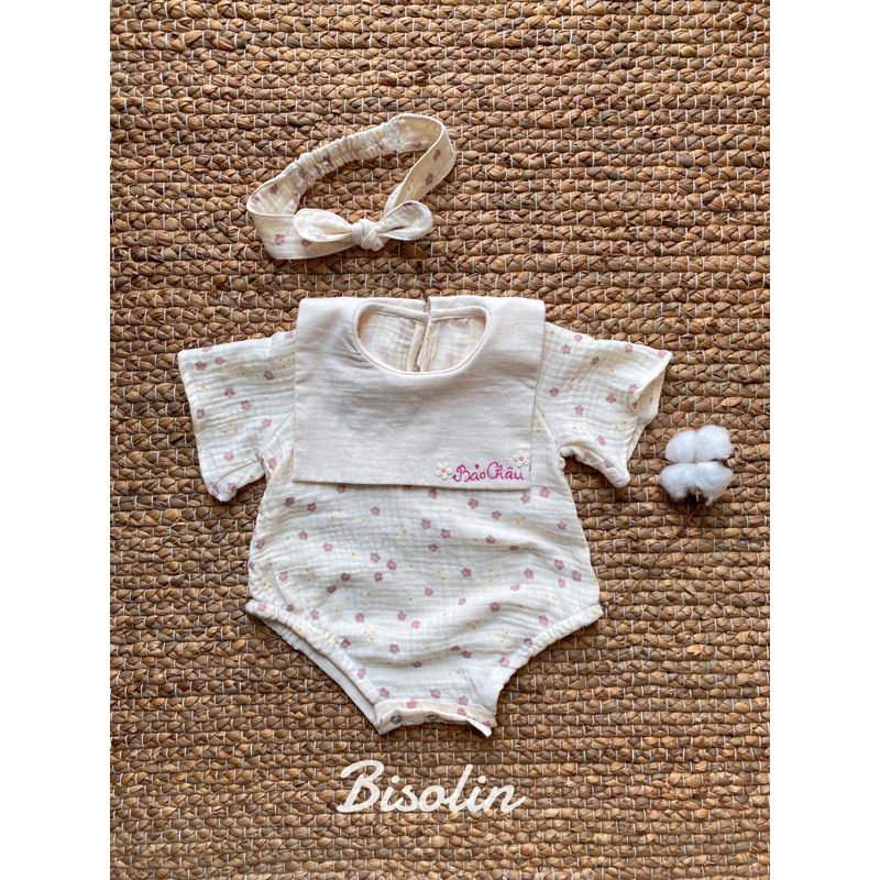 Body suit romper chất liệu xô muslin thêu tên cho bé gái kèm turban