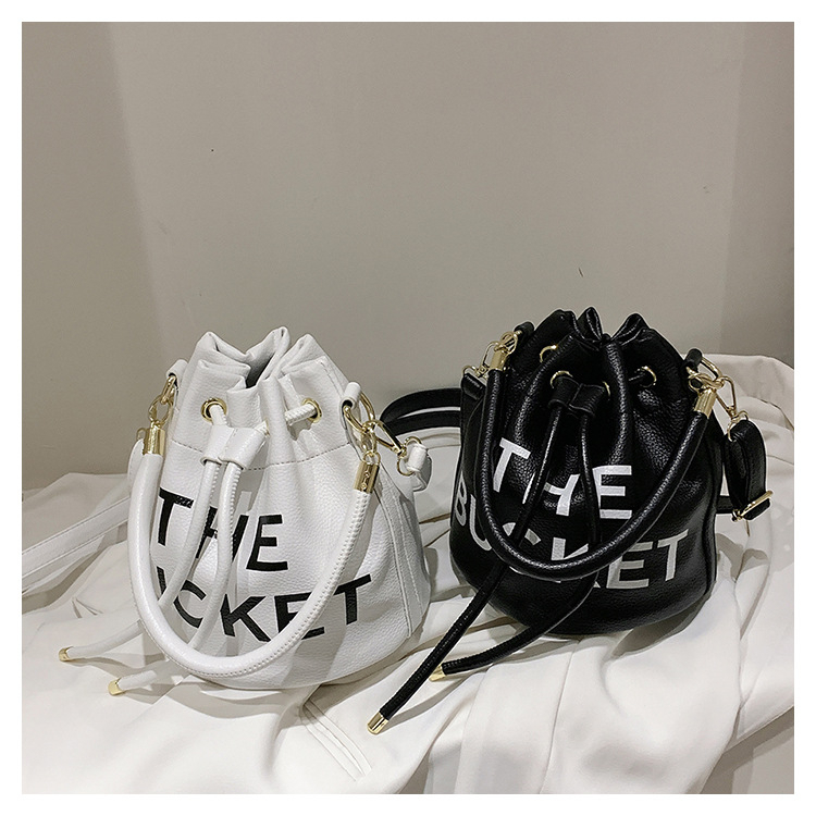 Túi xách da The Bucket cầm tay - thiết kế form túi rút, phụ kiện thời trang xinh dành cho Nữ có sẵn tại Đà Nẵng.