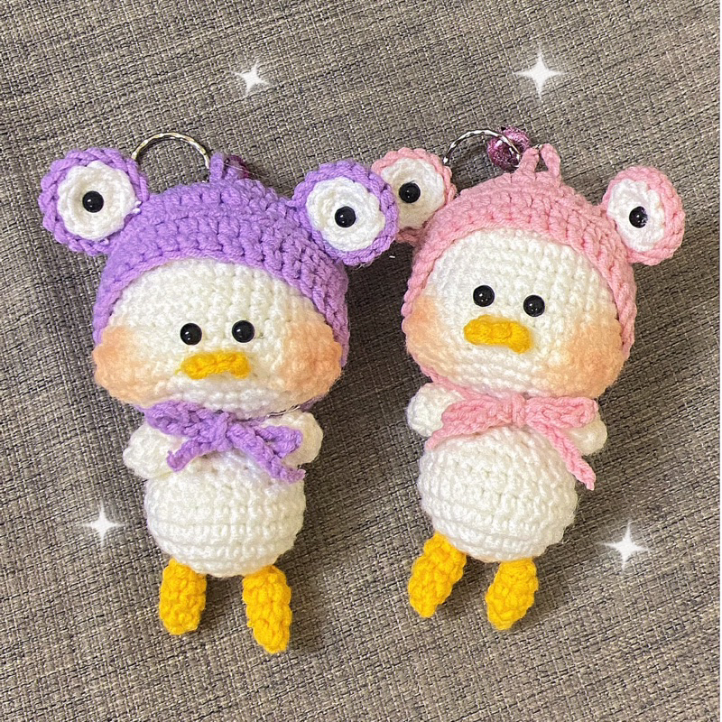 Móc khoá vịt con má bánh đội nón/ mũ ếch cột dây nơ bằng len nhồi bông dễ thương a