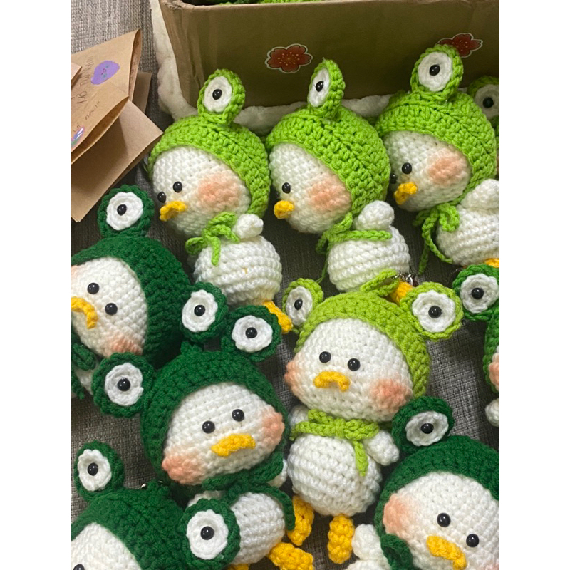 Móc khoá vịt con má bánh đội nón/ mũ ếch cột dây nơ bằng len nhồi bông dễ thương a