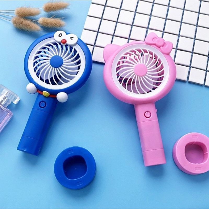 QUẠT TÍCH ĐIỆN CẦM TAY KITTY VÀ ĐOREMON CÓ ĐÈN LED VÀ CÓ ĐẾ TIỆN DỤNG sạc USB [có sỉ]