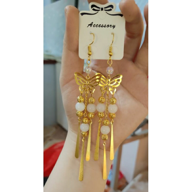 Khuyên tai cổ trang