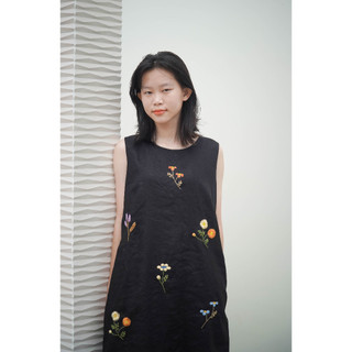 Đầm sát nách Linen thêu tay 2 lớp có túi - Nhà Của Moon