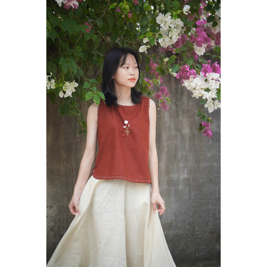 Áo sát nách linen thêu tay nút gỗ bên hông - LINEN LOVERS - THỜI TRANG LINEN