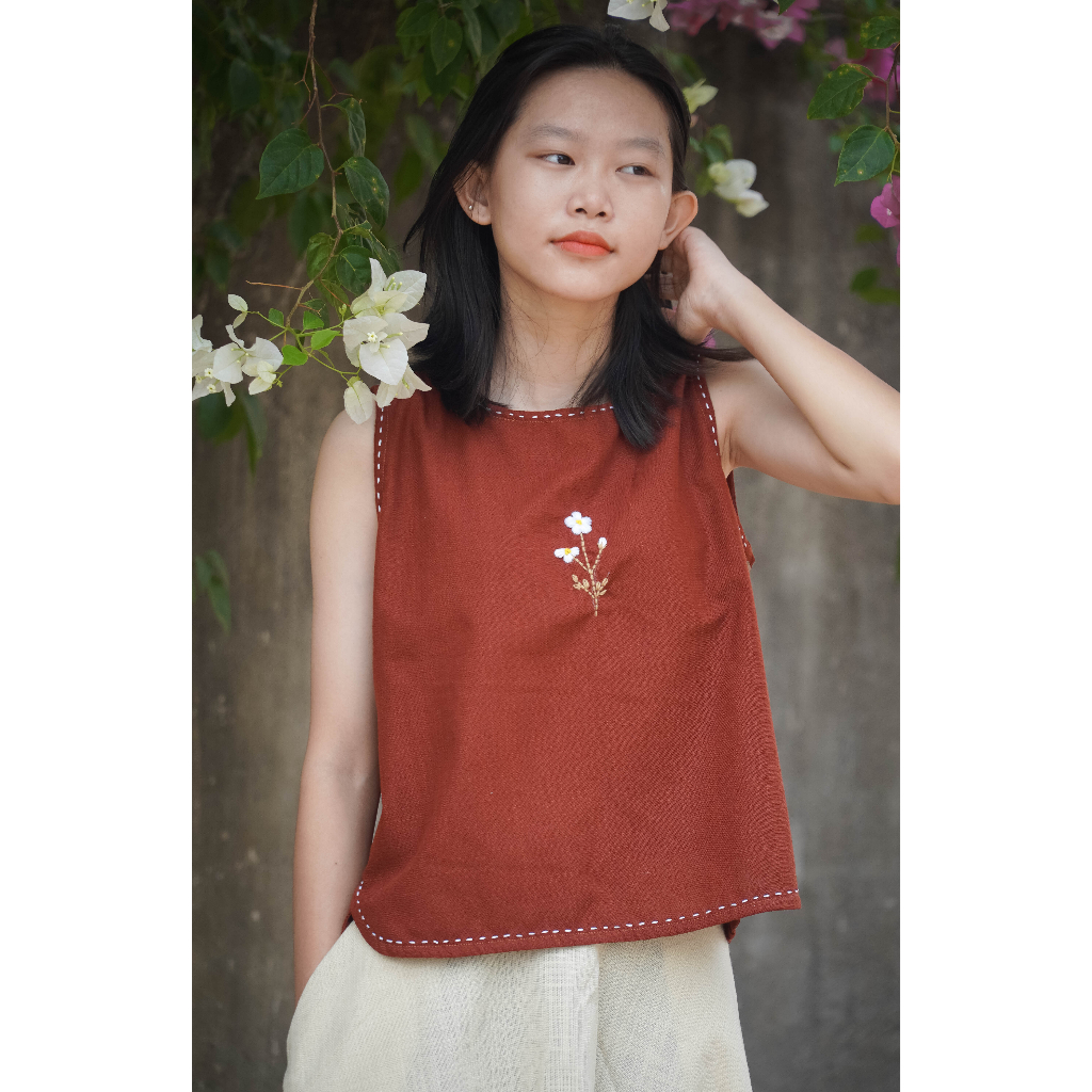 Áo sát nách linen thêu tay nút gỗ bên hông - LINEN LOVERS - THỜI TRANG LINEN