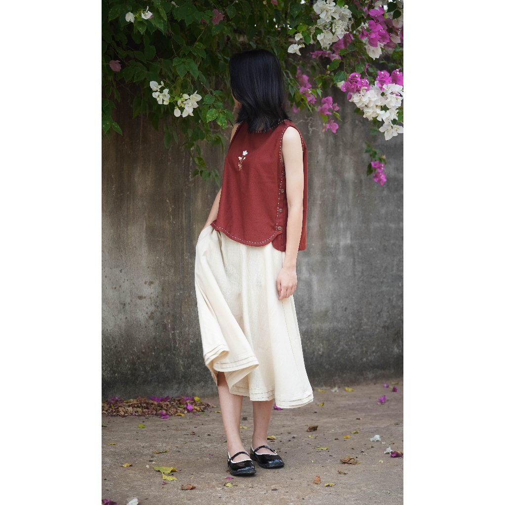 Áo sát nách linen thêu tay nút gỗ bên hông - LINEN LOVERS - THỜI TRANG LINEN