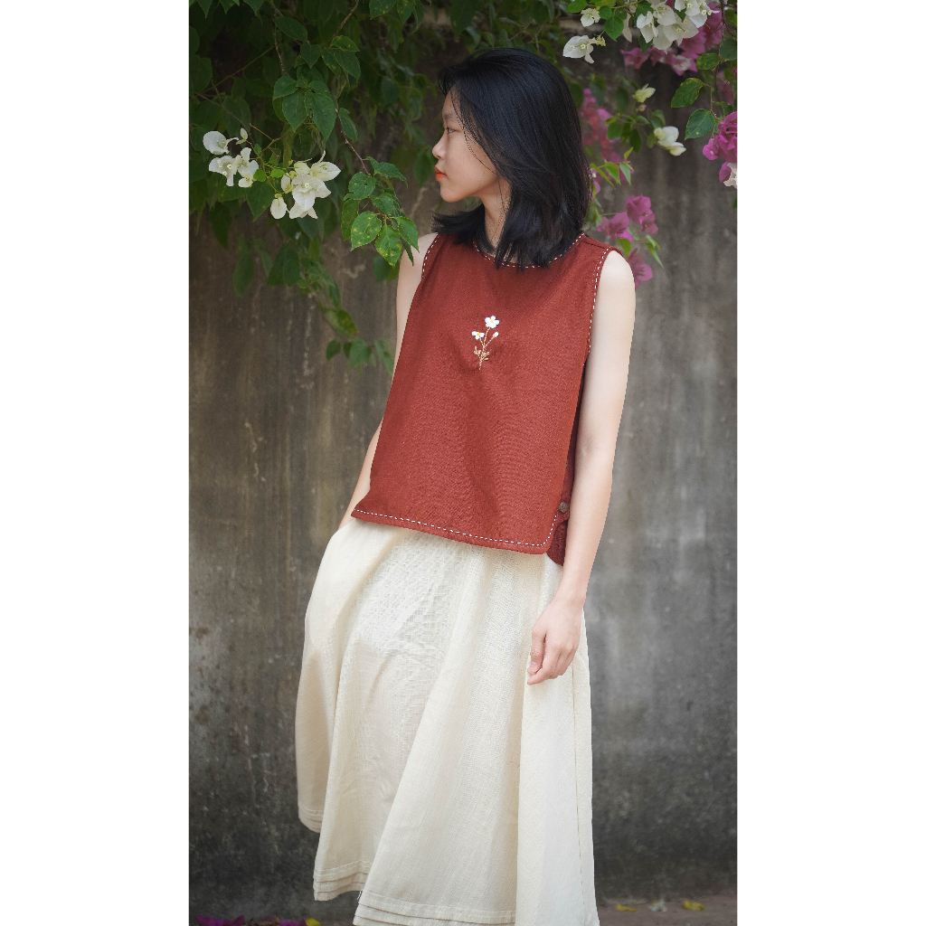 Áo sát nách linen thêu tay nút gỗ bên hông - LINEN LOVERS - THỜI TRANG LINEN