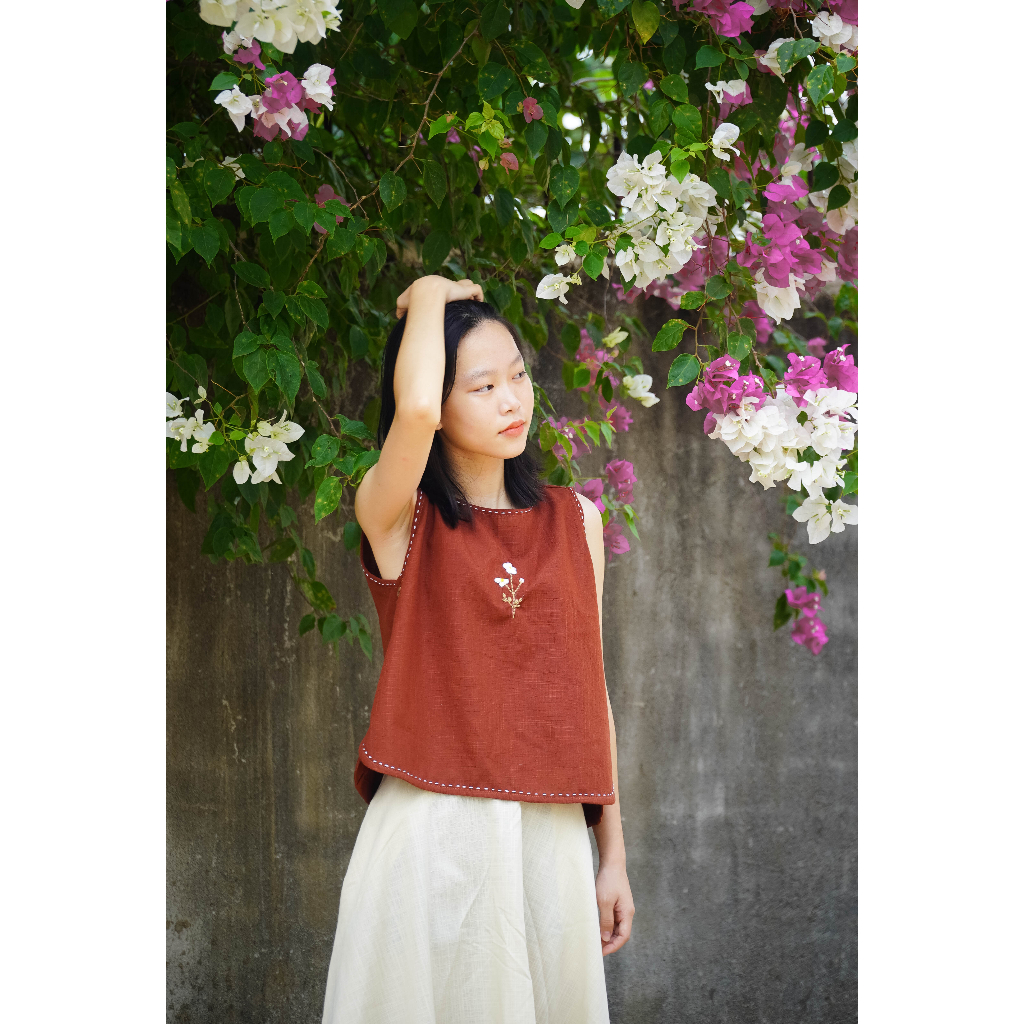 Áo sát nách linen thêu tay nút gỗ bên hông - LINEN LOVERS - THỜI TRANG LINEN