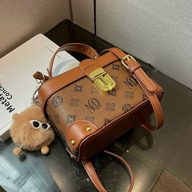 Túi cốp vuông đeo chéo xách da mềm tặng kèm móc thú