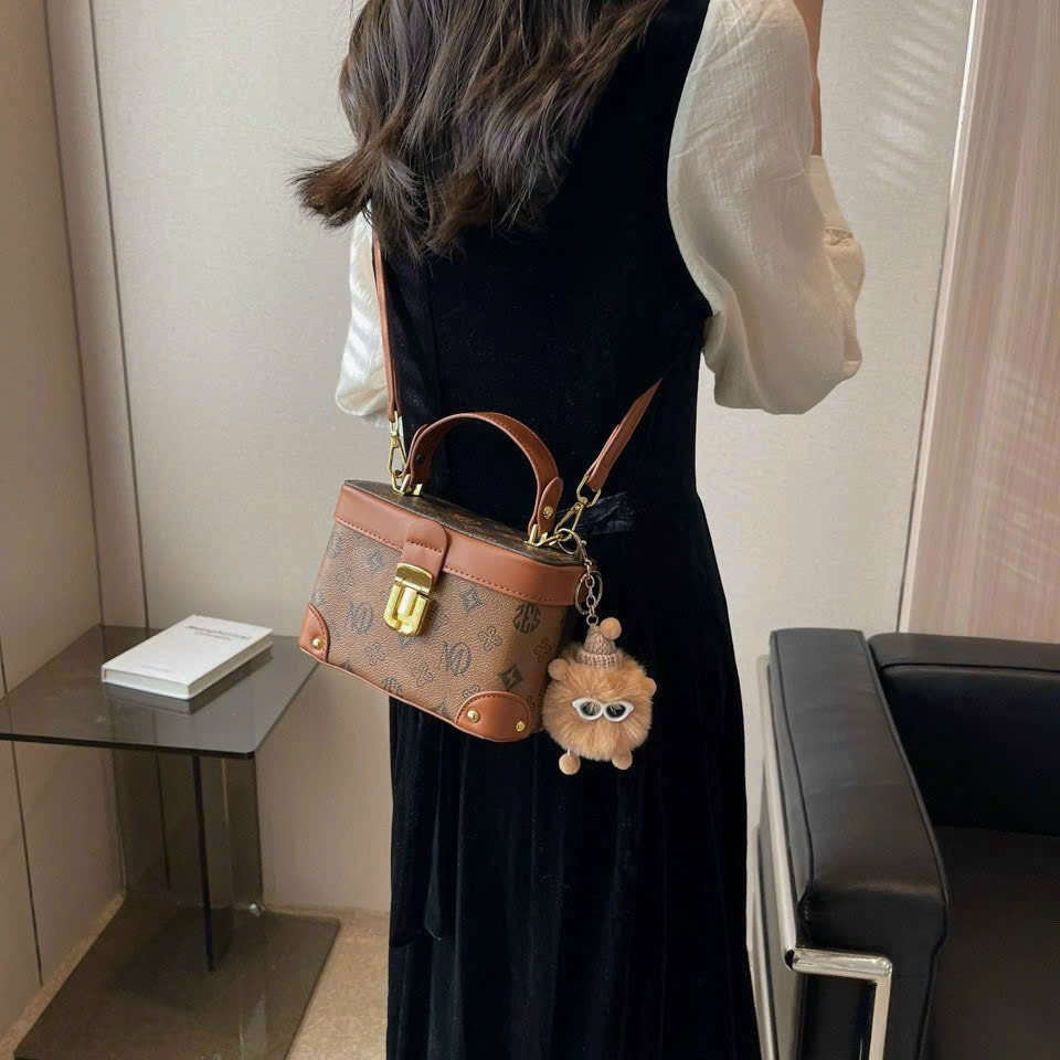 Túi cốp vuông đeo chéo xách da mềm tặng kèm móc thú