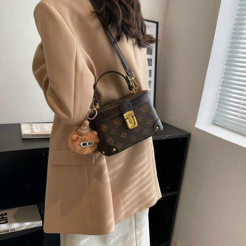 Túi cốp vuông đeo chéo xách da mềm tặng kèm móc thú