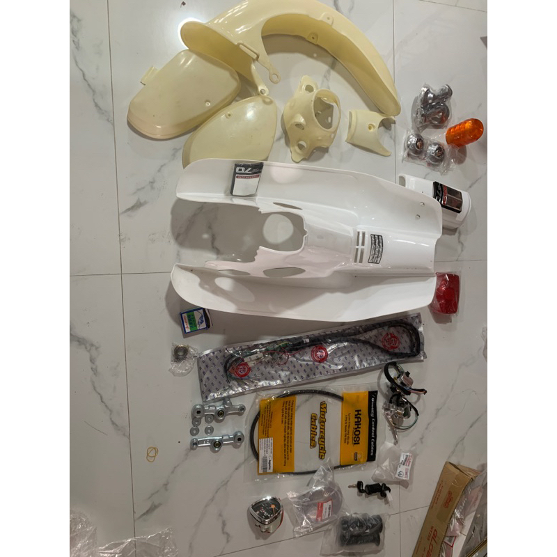 Đồ nhựa, điện 81 theo list đơn đủ shop đăng (không kèm giò gà và khoá) kèm chân giữa, trục chân giữa và tem cốp nổi