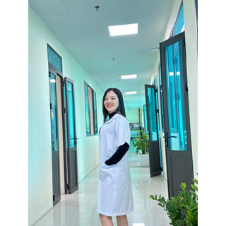 Áo blouse bác sĩ nữ FMF dáng dài chất cotton sợi tổng hợp thoáng mát ( nhận in logo theo yêu cầu)