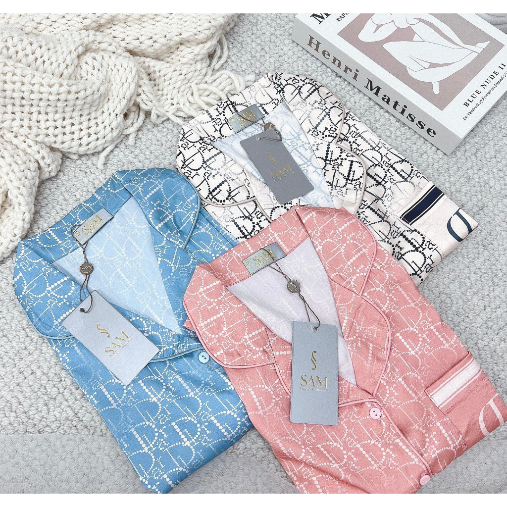 Bộ đồ mặc nhà Sam, set đồ lụa Luxury pijama cao cấp nữ dáng áo cộc quần đùi họa tiết chữ sang chảnh, độc đáo