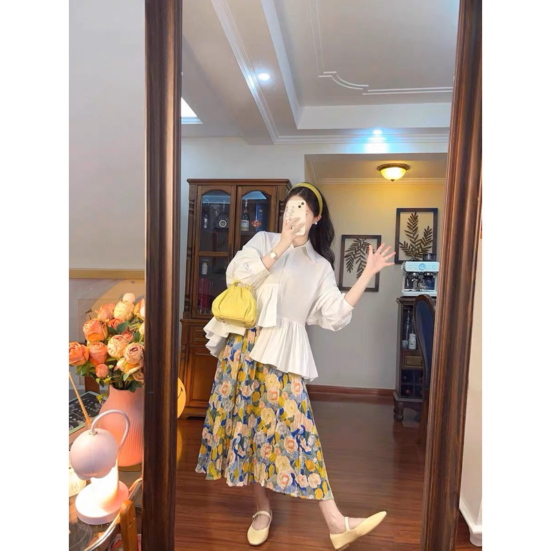 Set Áo sơ mi trắng dáng baby doll cách điệu phối chân váy midi hoa