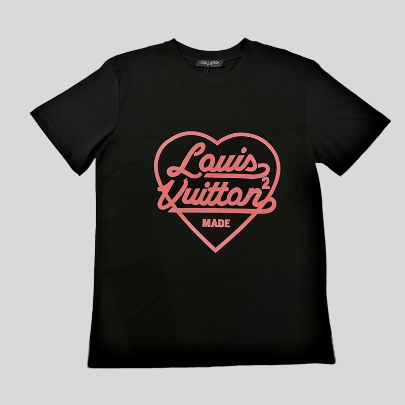 Áo thun LV  in hình trái tim cao cấp Áo thun LV in hình nam nữ hottrend mới nhất | BigBuy360 - bigbuy360.vn