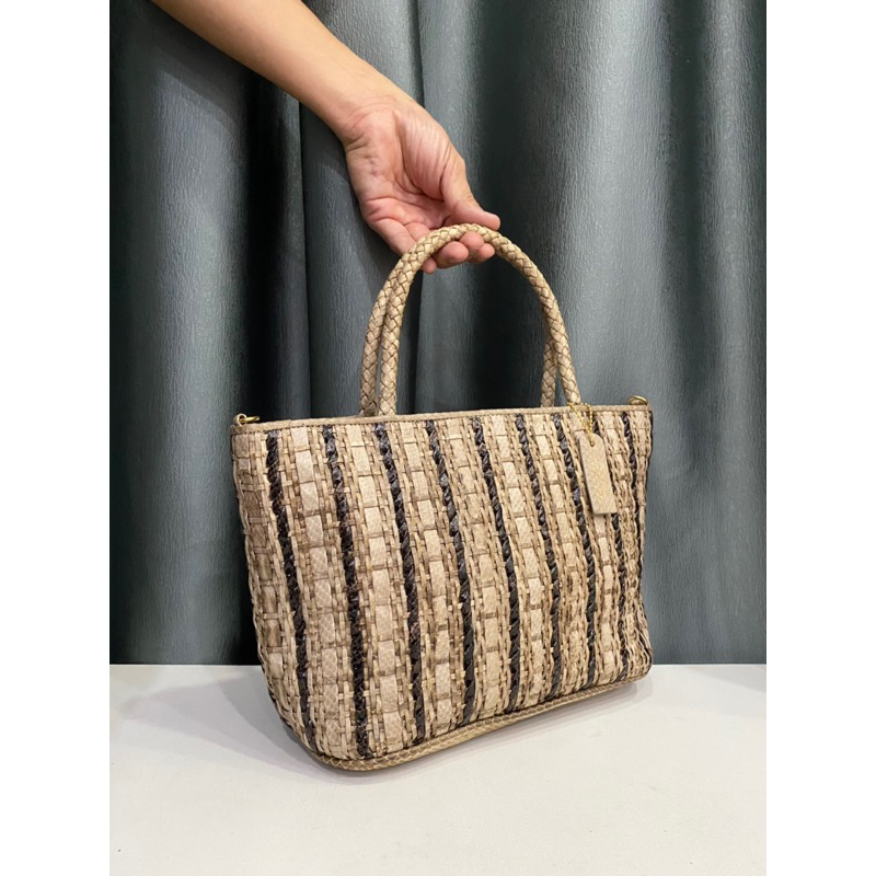 Túi si nhập Nhật xách ta.y da rắn biển đan hai màu độc lạ